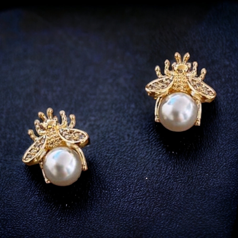 NEW! BEE faux pearl stud earrings - Picture 5 of 10